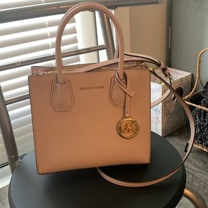 Authentic Michael Kors Mercer Medium Pebbled Leather Crossbody bag. Powder blush